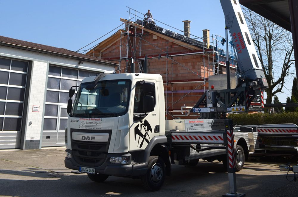 Ein DAF-LKW steht vor einem im Bau befindlichen Gebäude