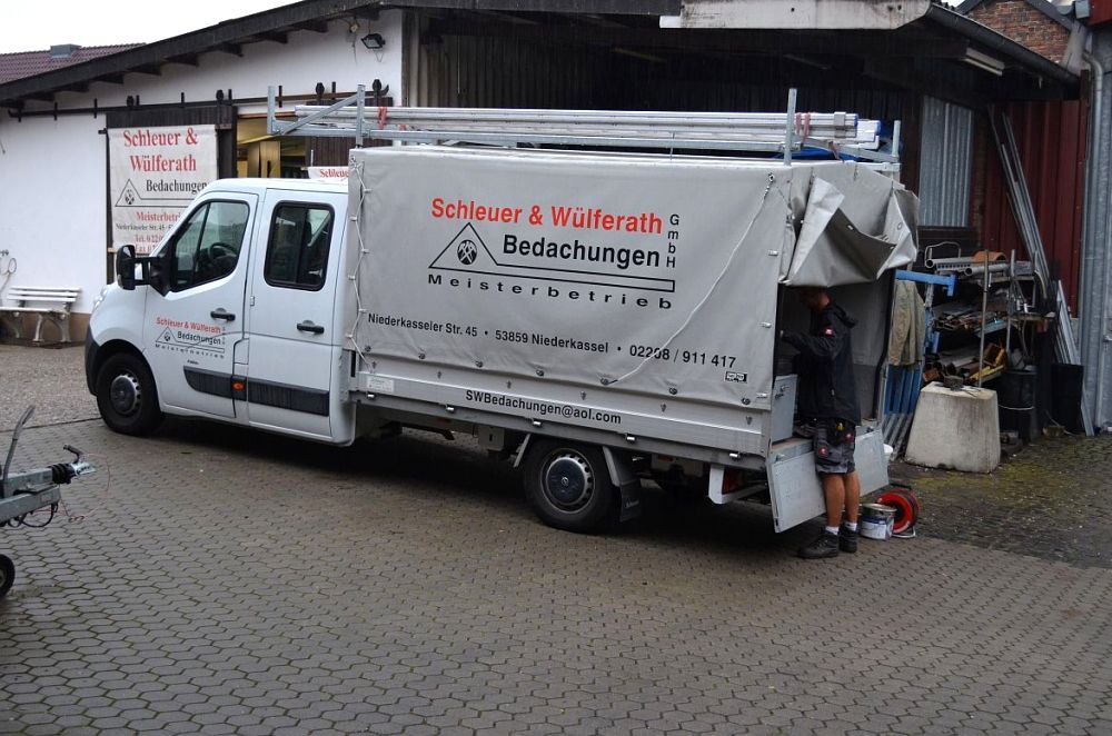 Ein weißer LKW mit einer Plane auf der Rückseite, auf der