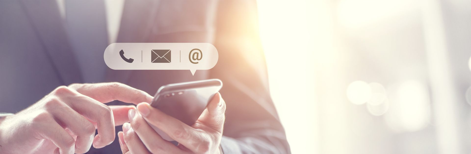 Un homme sur son téléphone qui consulte ses notifications