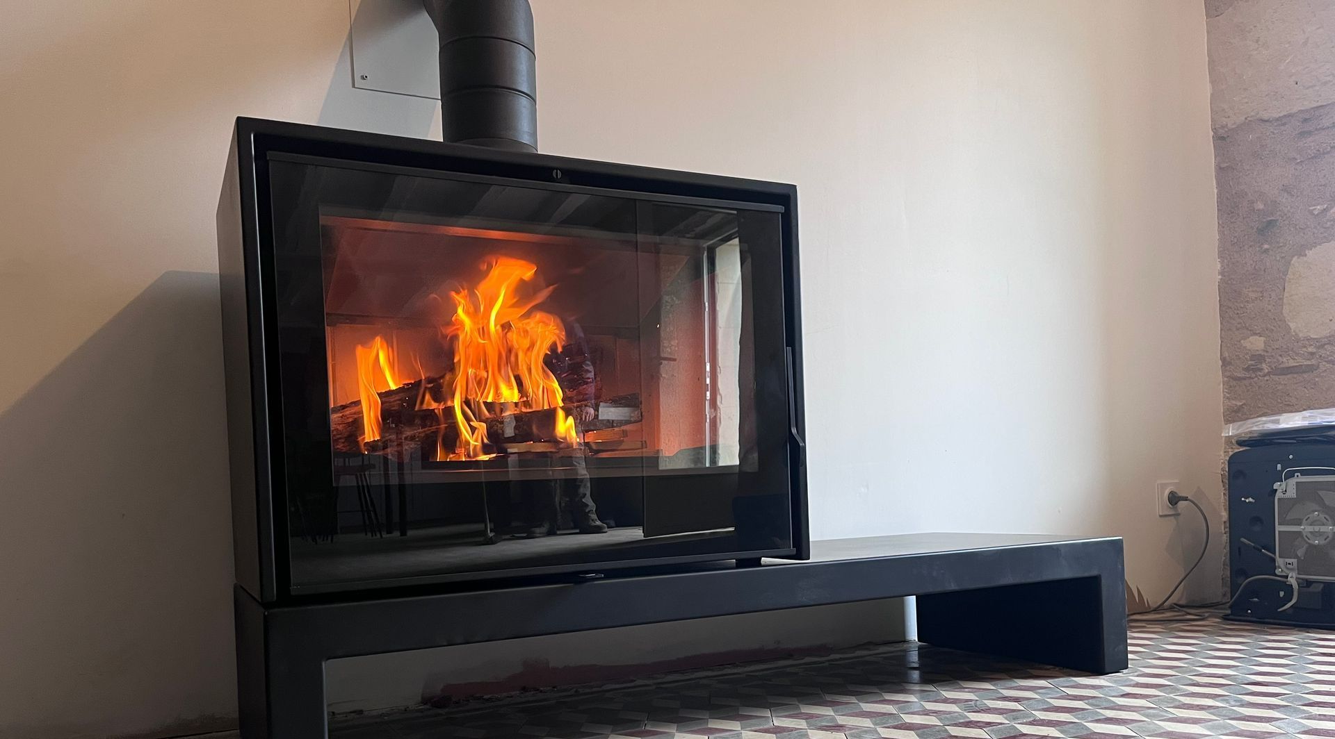 Un poèle noir allumé