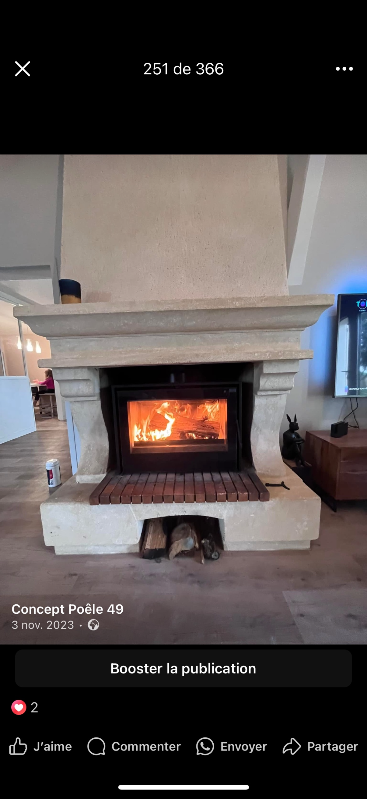 Un poèle à bois dans une cheminée