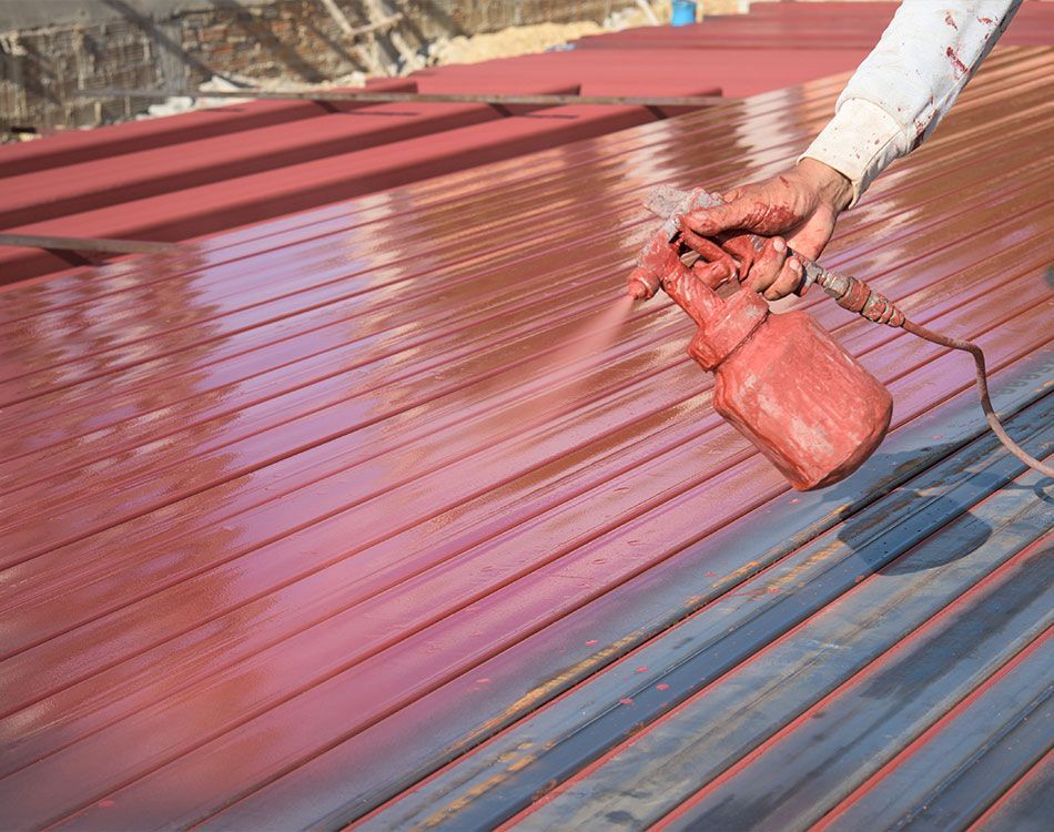 Un artisan qui peint un toit