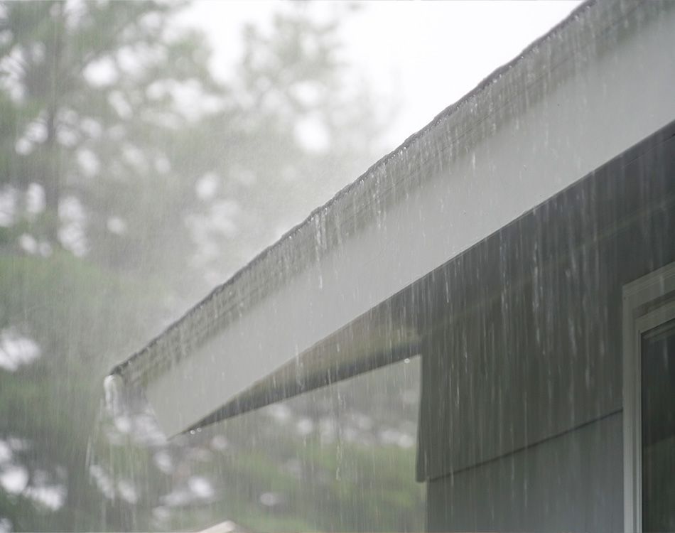 Une toiture sous une pluie battante