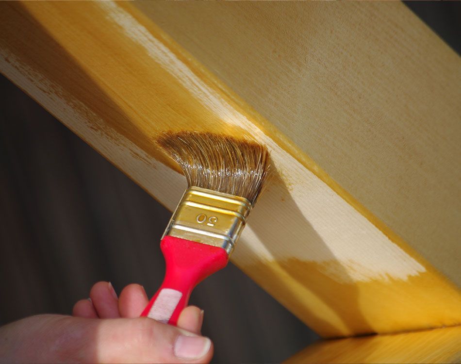 Application d'un produit sur une poutre