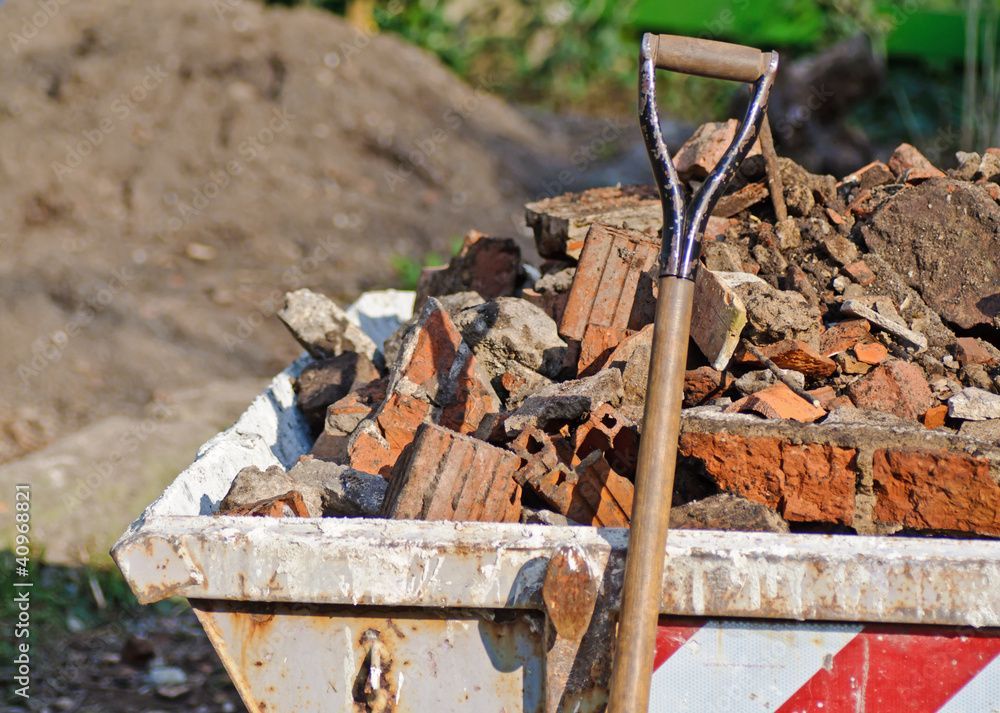 Betonform mit Zollstock