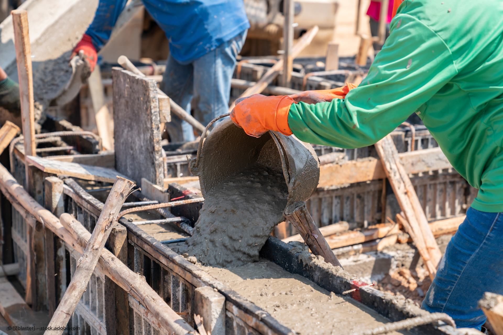 Erfahrene Bauarbeiter realisieren ein Bauvorhaben in Elsenfeld