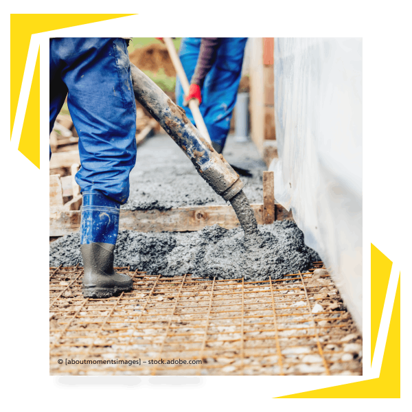 Beton wird auf Baustelle gegossen
