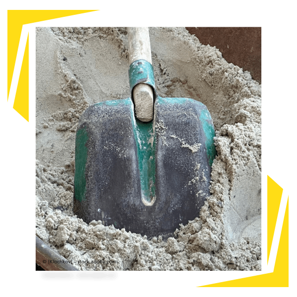 Schaufel in Sand