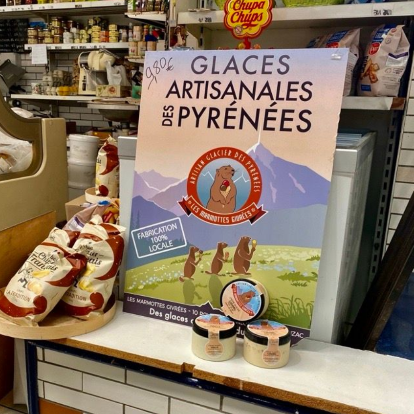 Gros plan en plongée de différentes formes de pâtes sèches, notamment des bols de coquillages, des torsades et des monticules de rubans.