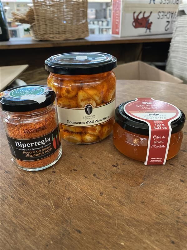 Un bouquet de piments rouges et jaunes éclatants, suspendus en rangées pour sécher.