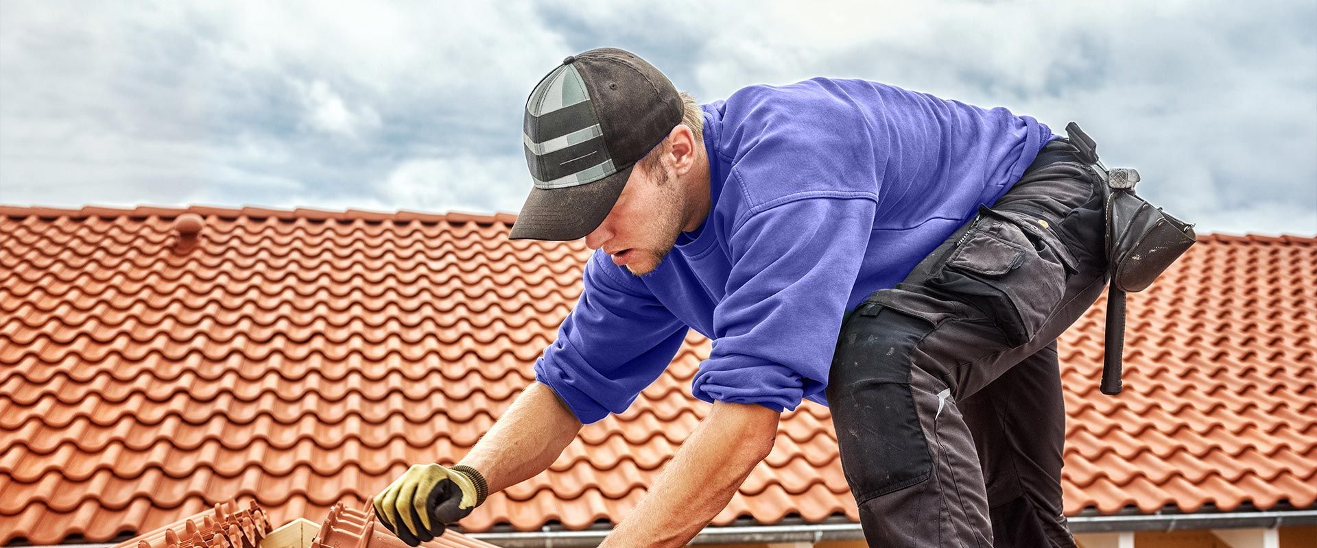 Professionnel installant la couverture d'un particulier