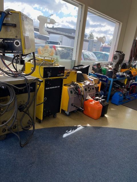 Hitsauskoneita Laaksojen Konekirppiksellä.