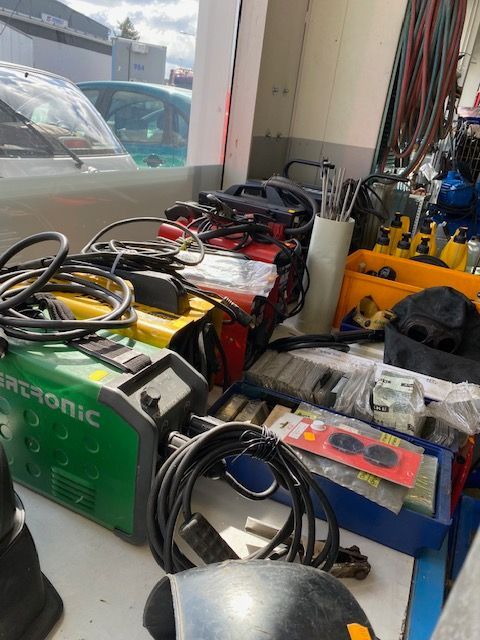 Hitsauskoneita Laaksojen Konekirppiksellä.