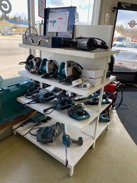 Erilaisia akku- ja verkkovirtakäyttöisiä käsityökaluja sekä tarvikkeita Laaksojen Konekirppiksellä.