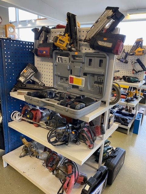 Erilaisia akku- ja verkkovirtakäyttöisiä käsityökaluja ja tarvikkeita Laaksojen Konekirppiksellä.