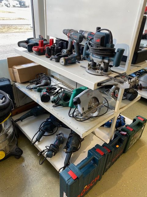 Erilaisia akku- ja verkkovirtakäyttöisiä käsityökaluja ja tarvikkeita Laaksojen Konekirppiksellä.