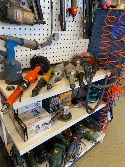 Erilaisia akku- ja verkkovirtakäyttöisiä käsityökaluja ja tarvikkeita Laaksojen Konekirppiksellä.