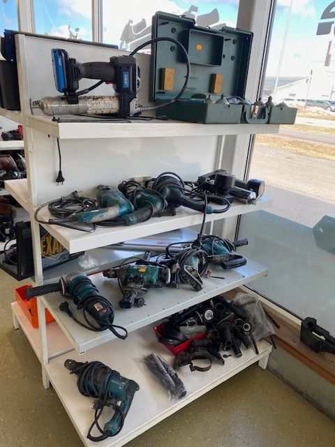 Erilaisia akku- ja verkkovirtakäyttöisiä käsityökaluja ja tarvikkeita Laaksojen Konekirppiksellä.