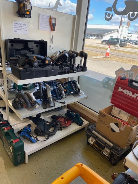 Erilaisia akku- ja verkkovirtakäyttöisiä käsityökaluja ja tarvikkeita Laaksojen Konekirppiksellä.