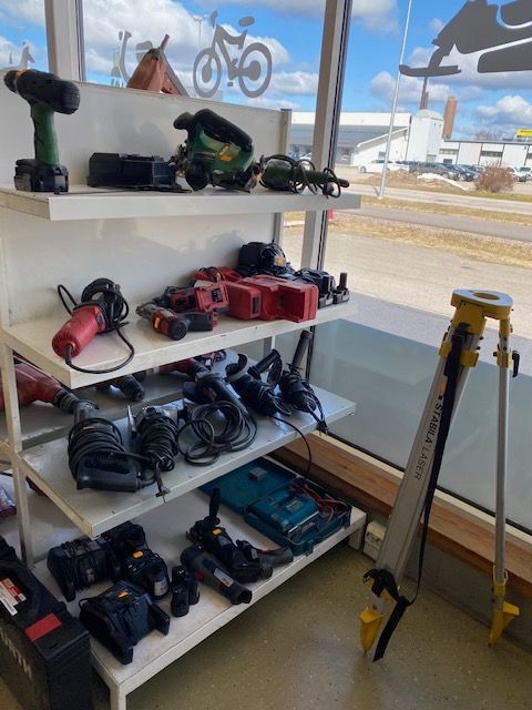 Erilaisia akku- ja verkkovirtakäyttöisiä käsityökaluja ja tarvikkeita Laaksojen Konekirppiksellä.