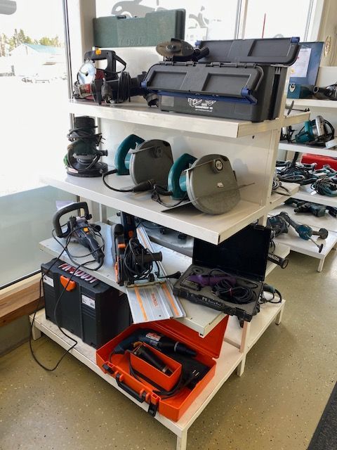 Erilaisia akku- ja verkkovirtakäyttöisiä käsityökaluja ja tarvikkeita Laaksojen Konekirppiksellä.