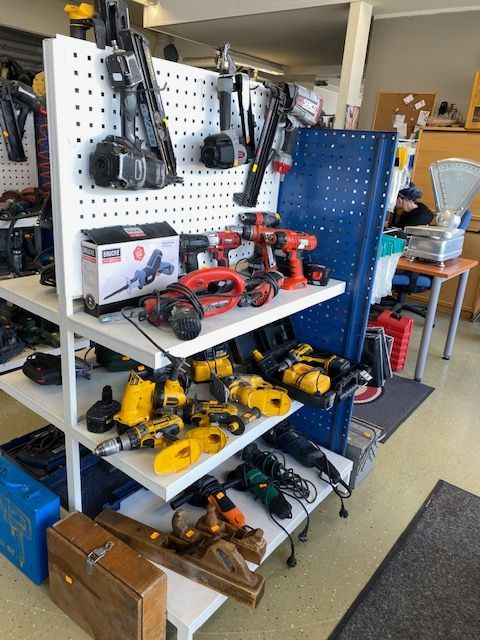 Erilaisia akku- ja verkkovirtakäyttöisiä käsityökaluja ja tarvikkeita Laaksojen Konekirppiksellä.