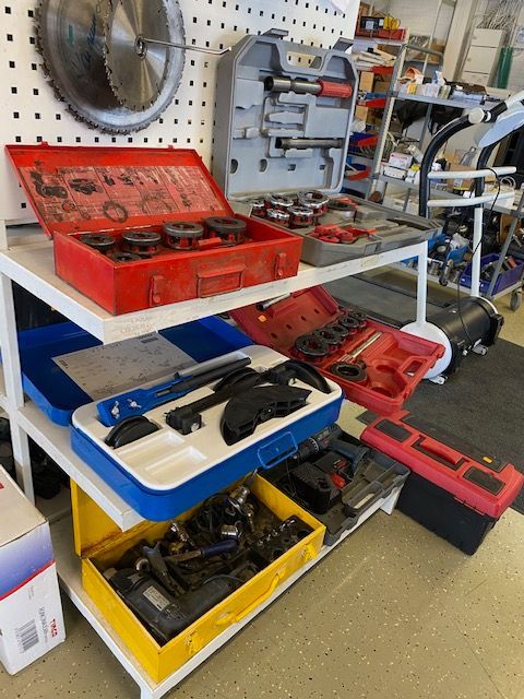 Erilaisia akku- ja verkkovirtakäyttöisiä käsityökaluja ja tarvikkeita Laaksojen Konekirppiksellä.