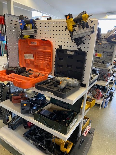 Erilaisia akku- ja verkkovirtakäyttöisiä käsityökaluja ja tarvikkeita Laaksojen Konekirppiksellä.