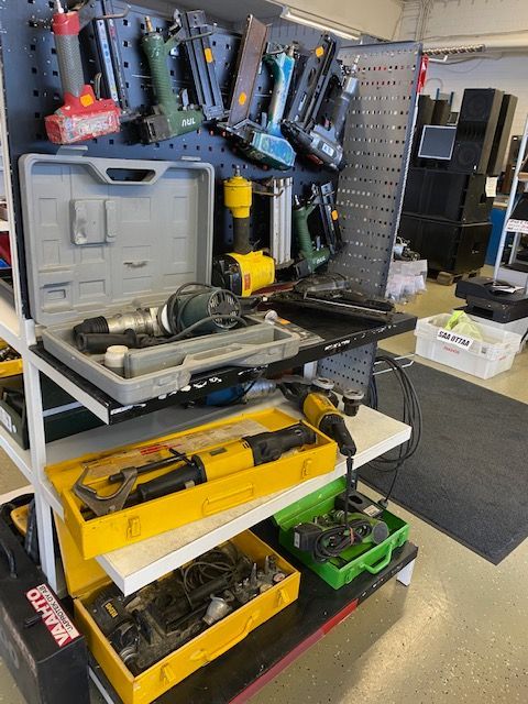 Erilaisia akku- ja verkkovirtakäyttöisiä käsityökaluja ja tarvikkeita Laaksojen Konekirppiksellä.