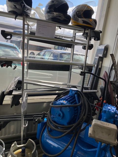 Käytetyt kattotelineet Laaksojen Konekirppiksellä.