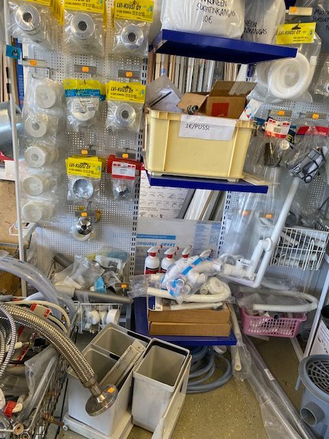 LVI-tarvikkeita Laaksojen Konekirppiksellä.