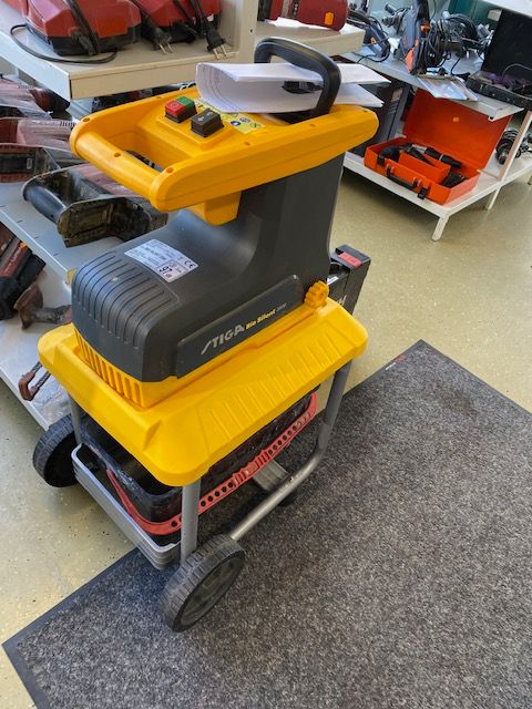 Käytetty oksasilppuri Laaksojen Konekirppiksellä.