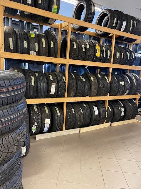 Käytetyt renkaat Laaksojen Konekirppiksellä.