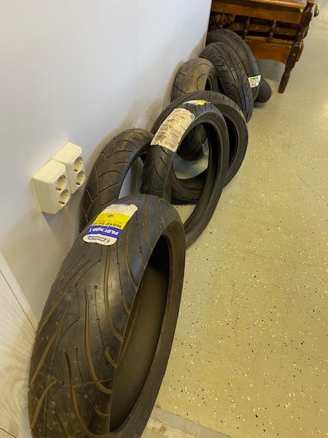 Käytetyt renkaat Laaksojen Konekirppiksellä.