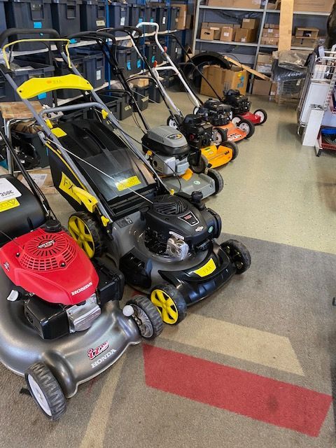 Käytettyjä ruohonleikkureita Laaksojen Konekirppiksellä.