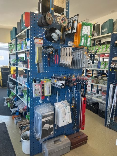 Työkaluja ja tarvikkeita Laaksojen Konekirppiksellä.