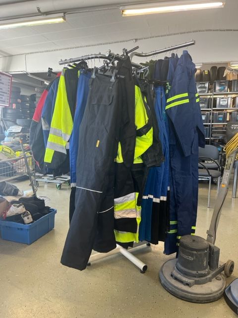 Käytetyt työvaatteet Laaksojen Konekirppiksellä.