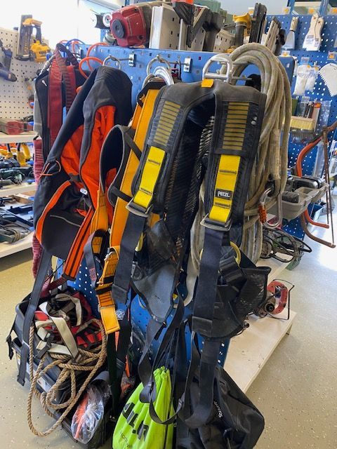 Käytetyt valjaat ja köydet Laaksojen Konekirppiksellä.