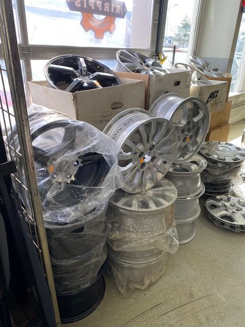 Käytetyt vanteet Laaksojen Konekirppiksellä.