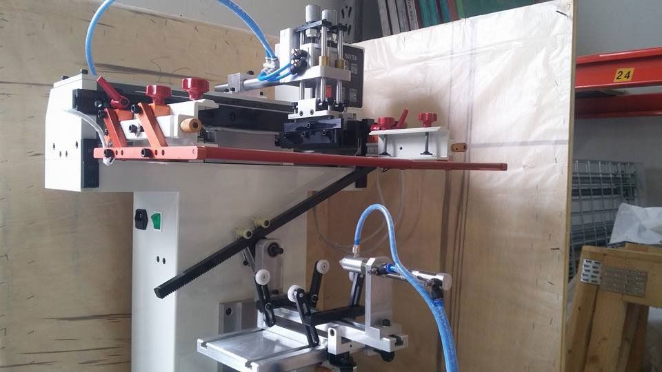 Silkkipainon puoliautomaattinen painokone Laaksojen Laatupinta Oy:n työpajalla.