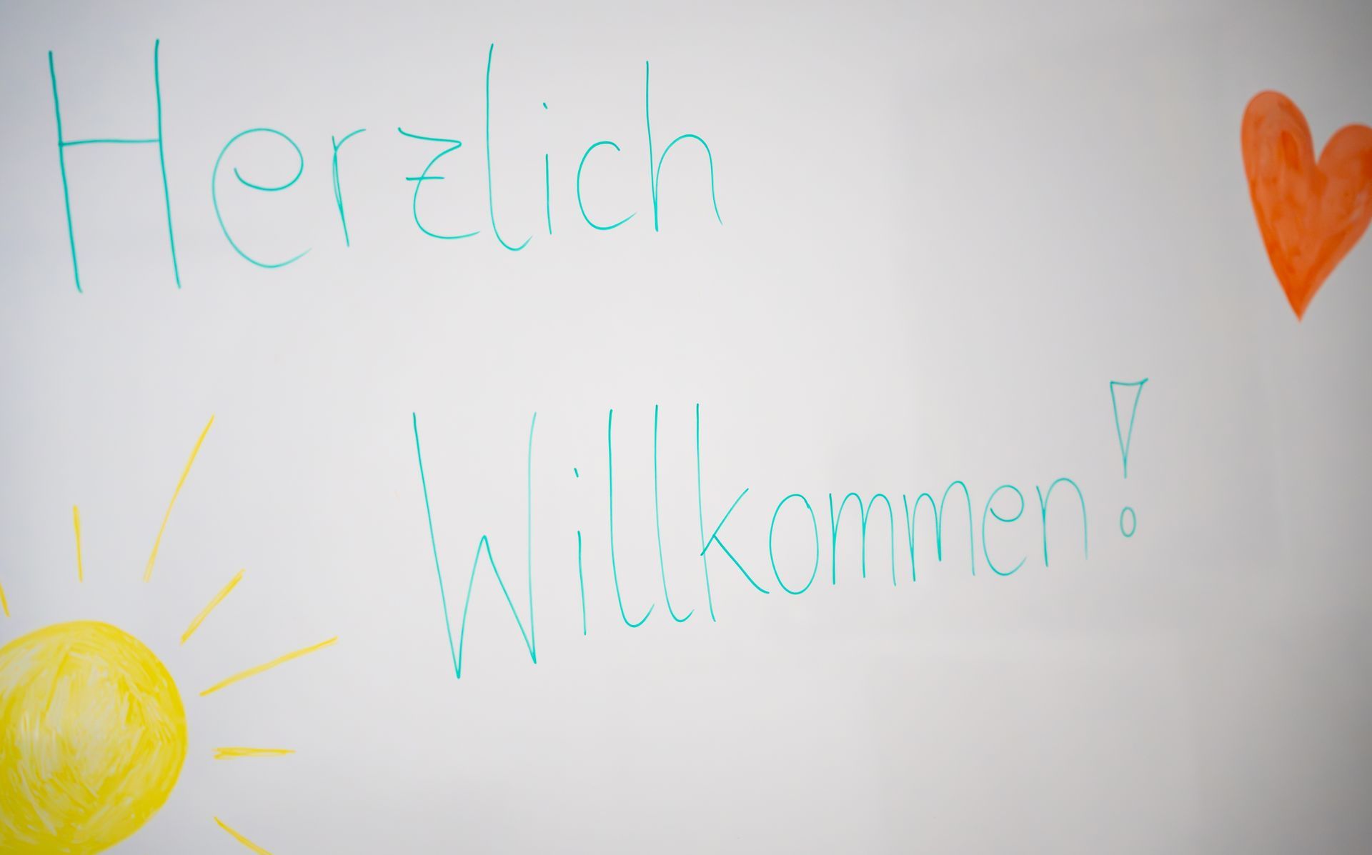 Ein Arzt untersucht den Brustkorb eines Kindes mit einem Stethoskop, während die Mutter des Kindes zusieht.
