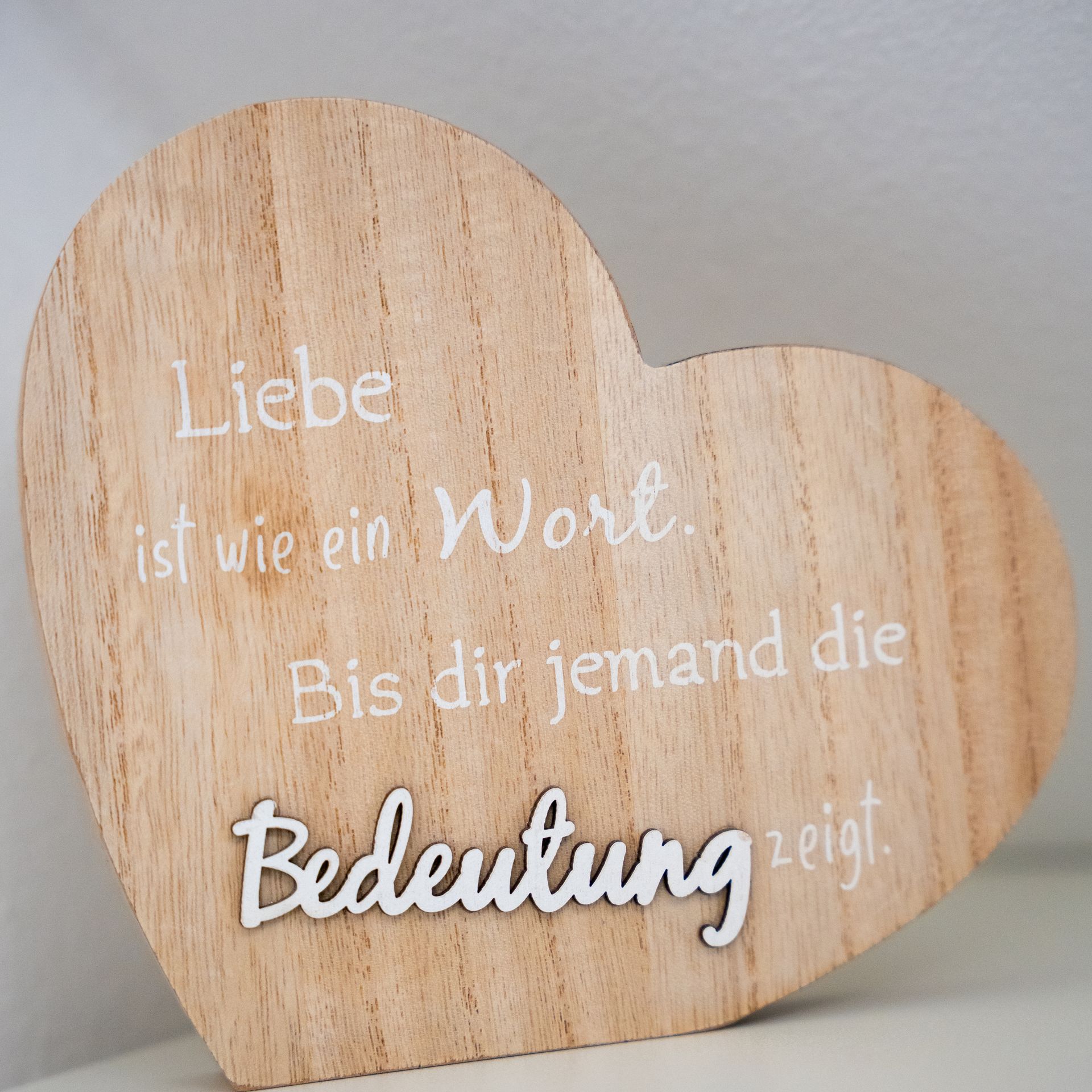 Ein Arzt hört mit einem Stethoskop, das die Mutter des Kindes hält, die Brust des Kindes ab. In einer Arztpraxis.