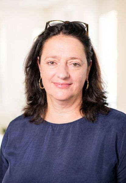 Graue Silhouette einer Person, bestehend aus einem Kreis für den Kopf und einem abgerundeten Rechteck für den Körper.