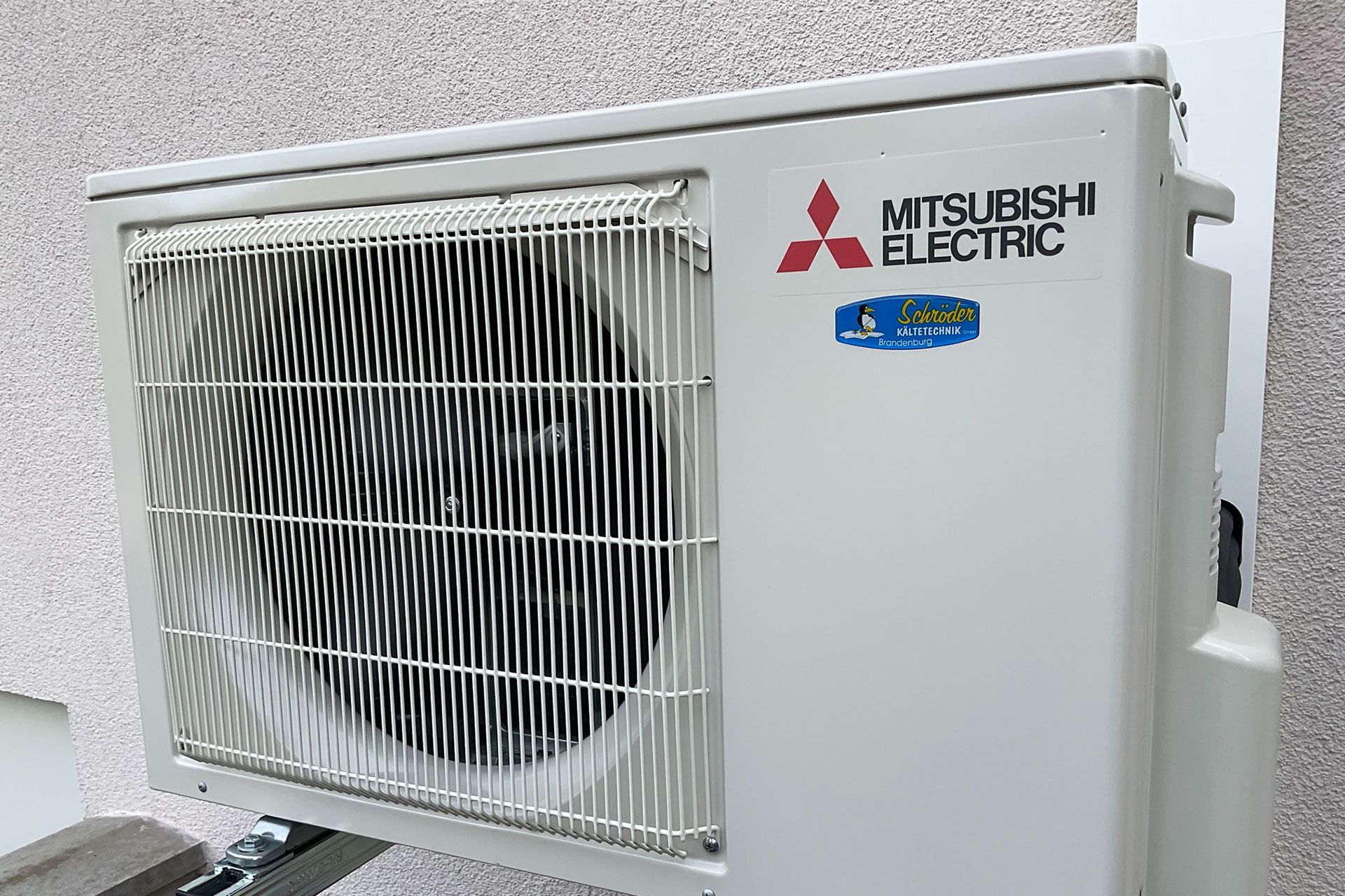 Eine elektrische Klimaanlage von Mitsubishi ist an einer Wand montiert.