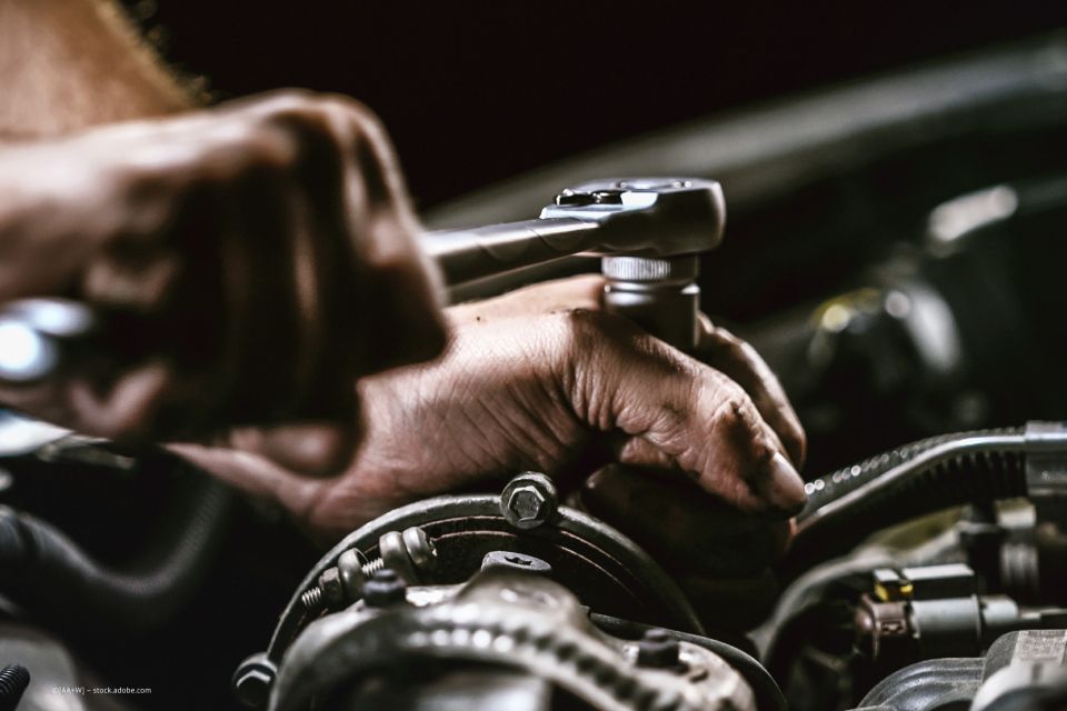 Mechaniker repariert Auto