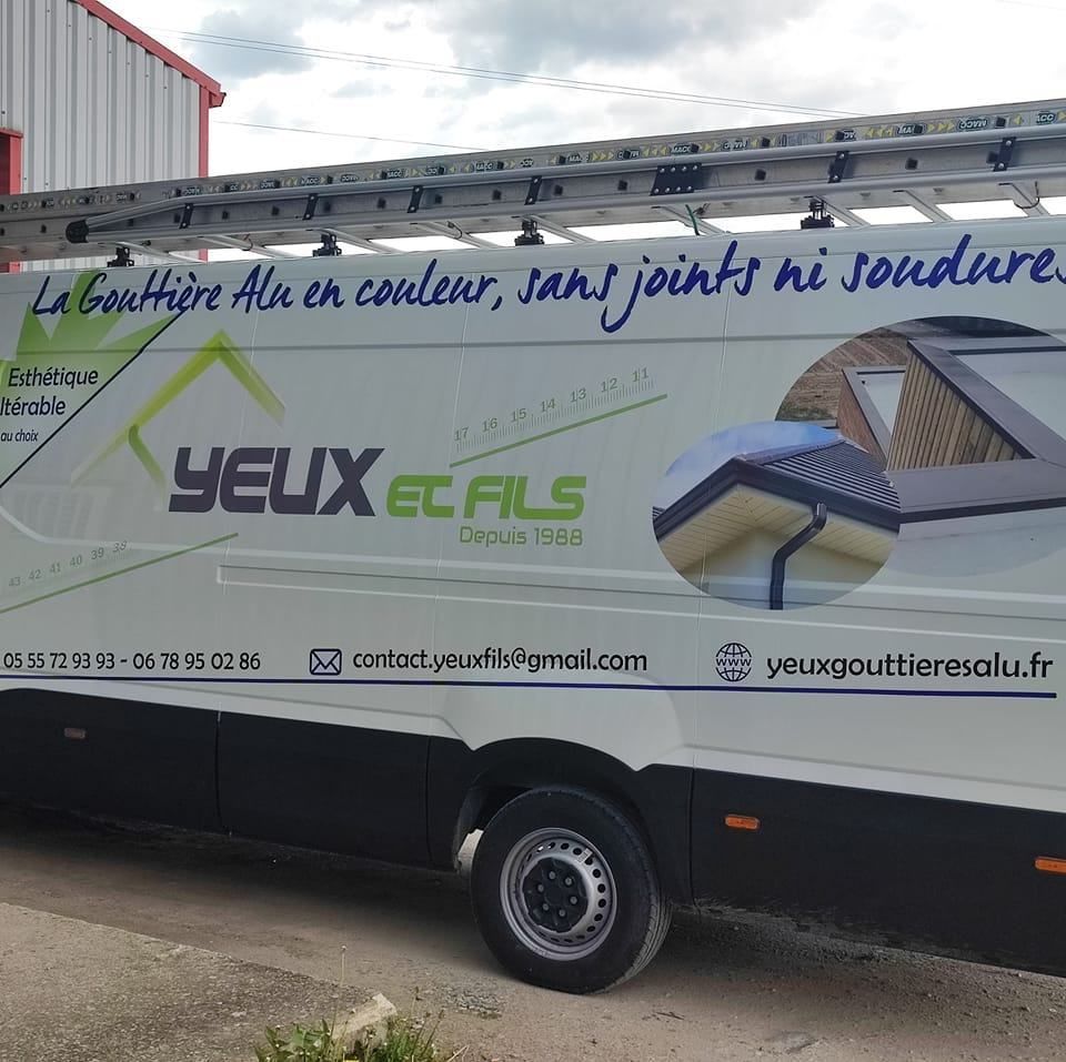 Camion floqué au nom d'Yeux et Fils