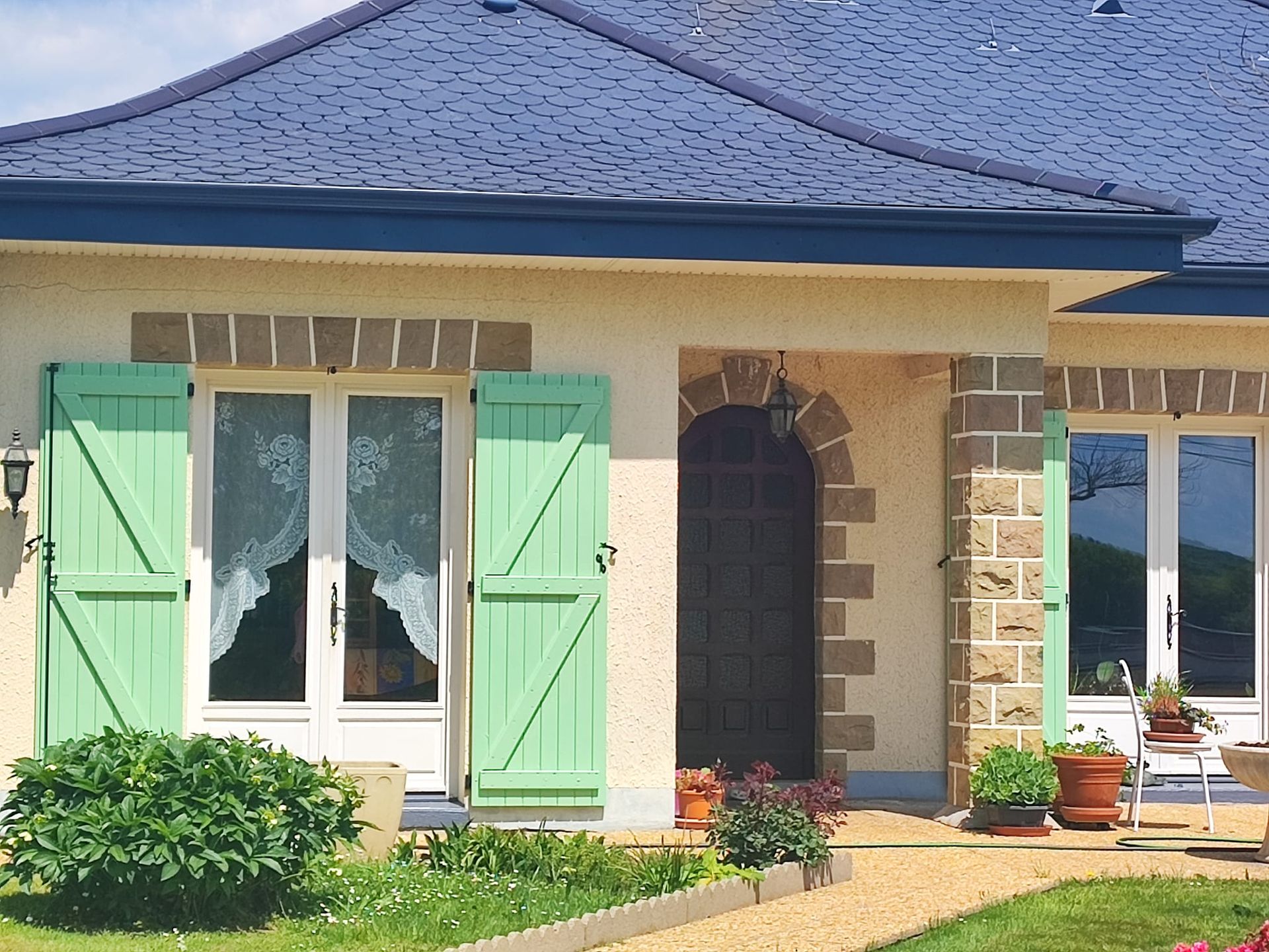 Pavillon avec des gouttières neuves