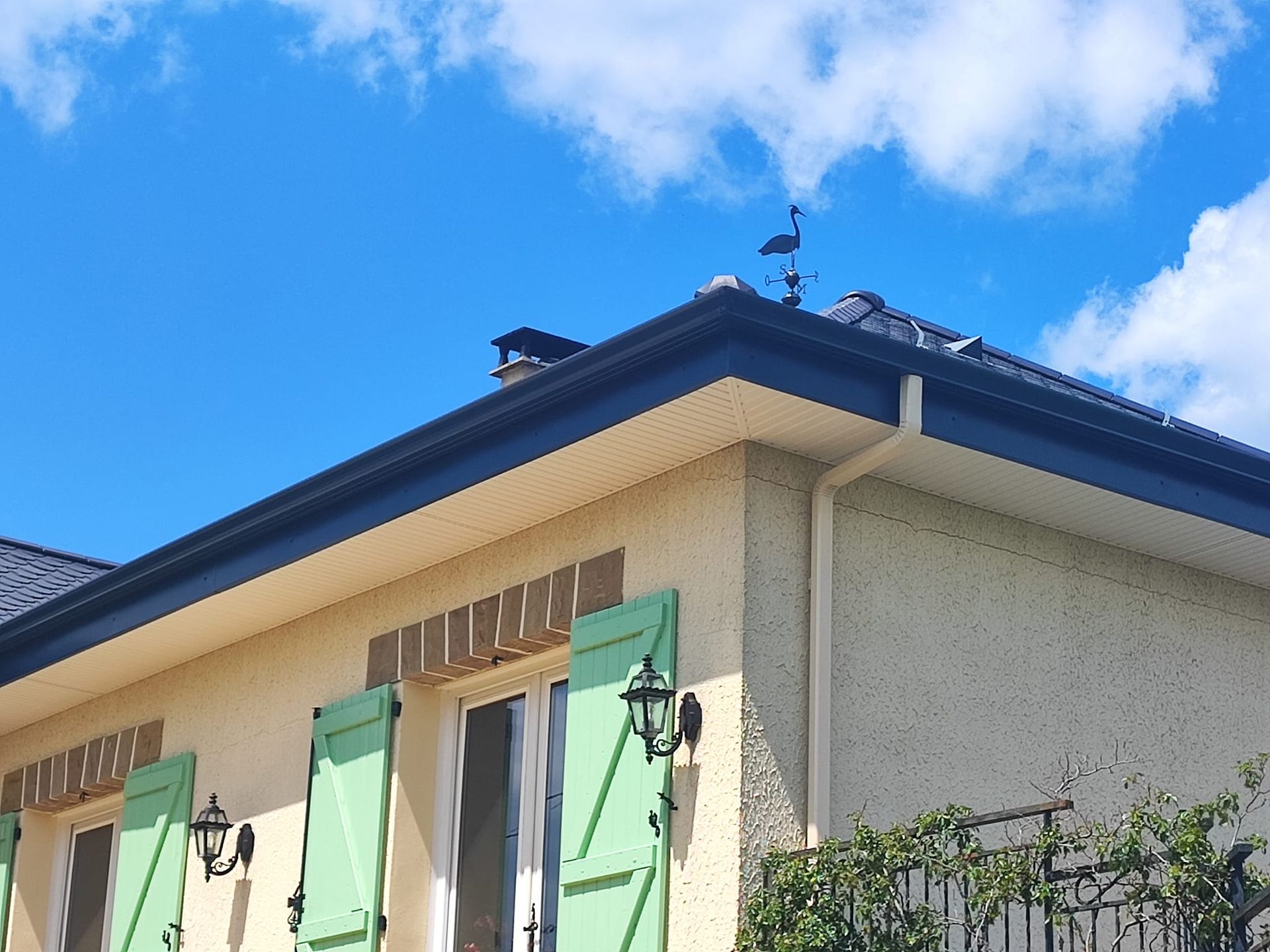 Pavillon avec des sous-faces et des gouttières neuves