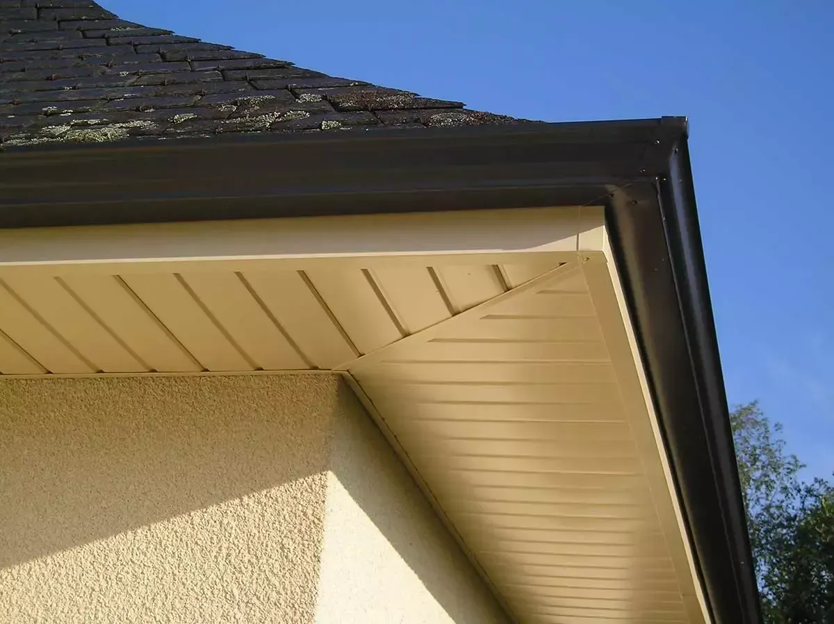 Habillage de sous-toit en PVC