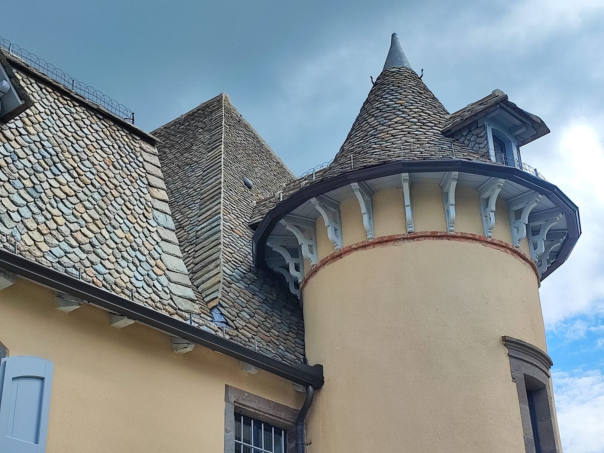 Gouttières filante autour d'une tourelle de maison